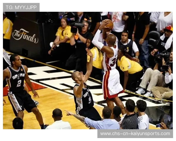 詹姆斯关键时刻后撤步三分命中延续顶级竞技状态