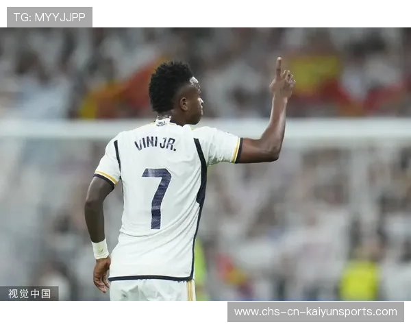 维尼修斯在禁区左侧连续晃动后分球贝林厄姆